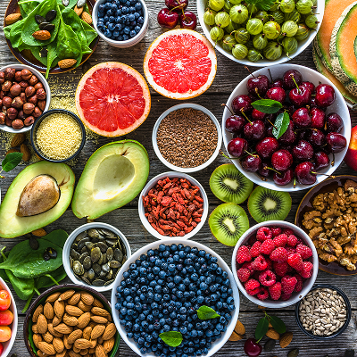 Buntes Obst und Gemüse ansprechend auf einem Tisch ausgelegt